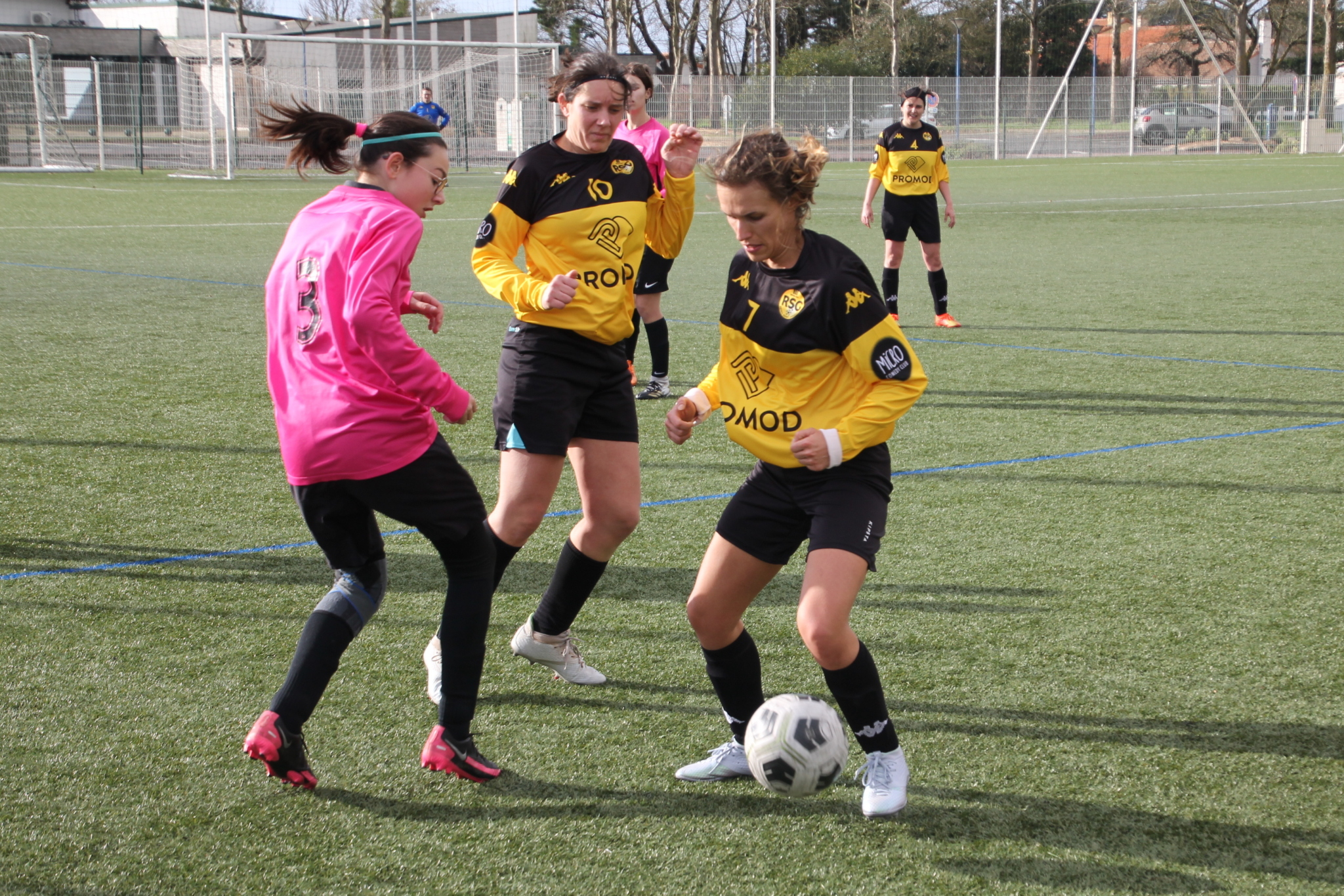 joueuse de football du GF Loroux canton à la lutte contre une adversaire
