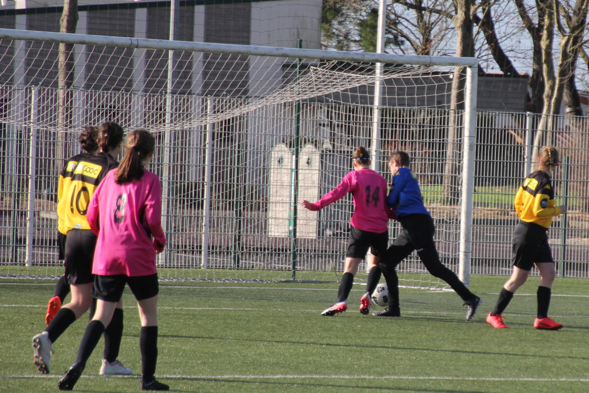 attaquante du Groupement féminin du loroux canton à la lutte avec la gardienne