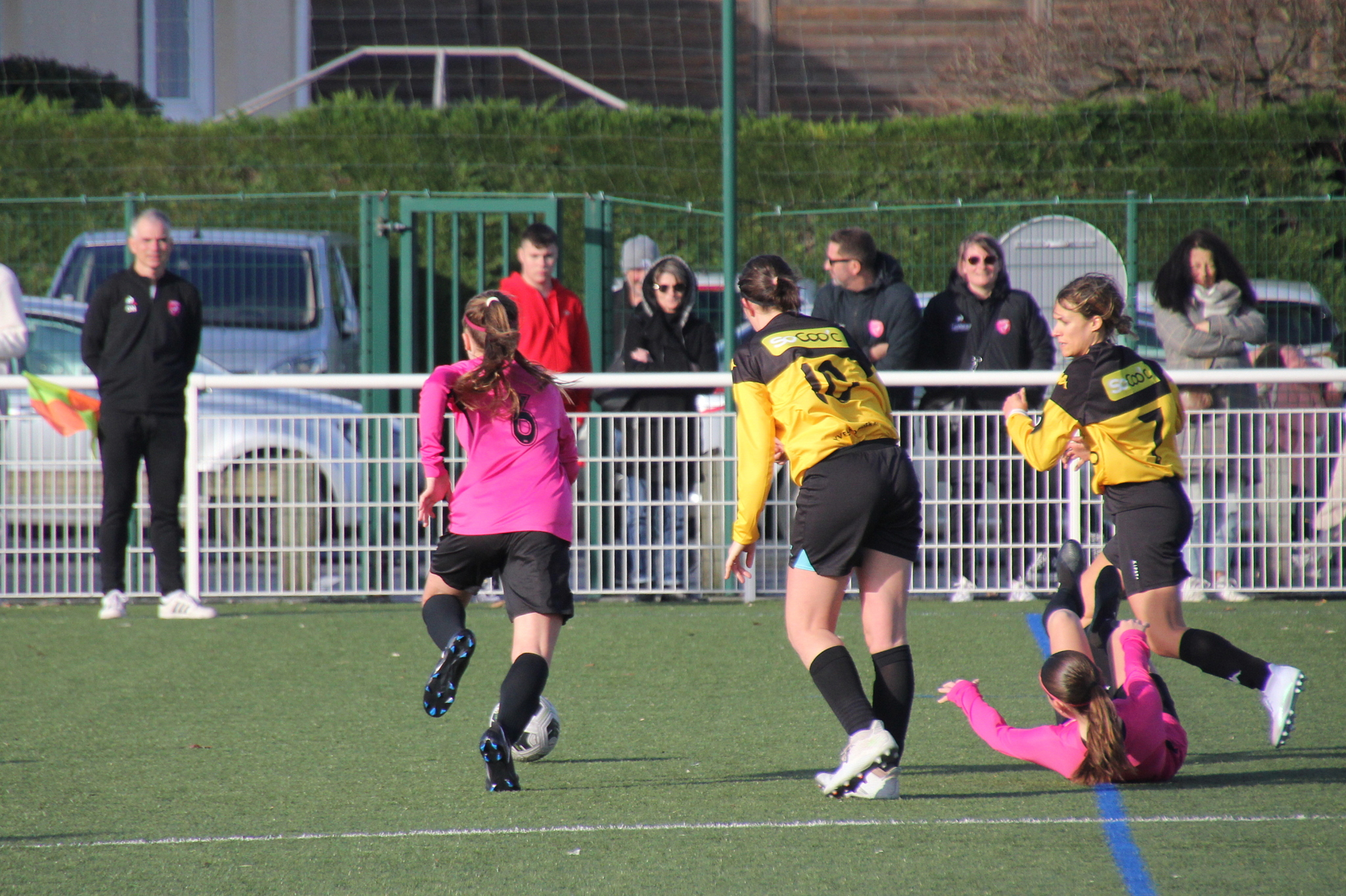 joueuses de football du GF Loroux canton à la lutte contre une adversaire