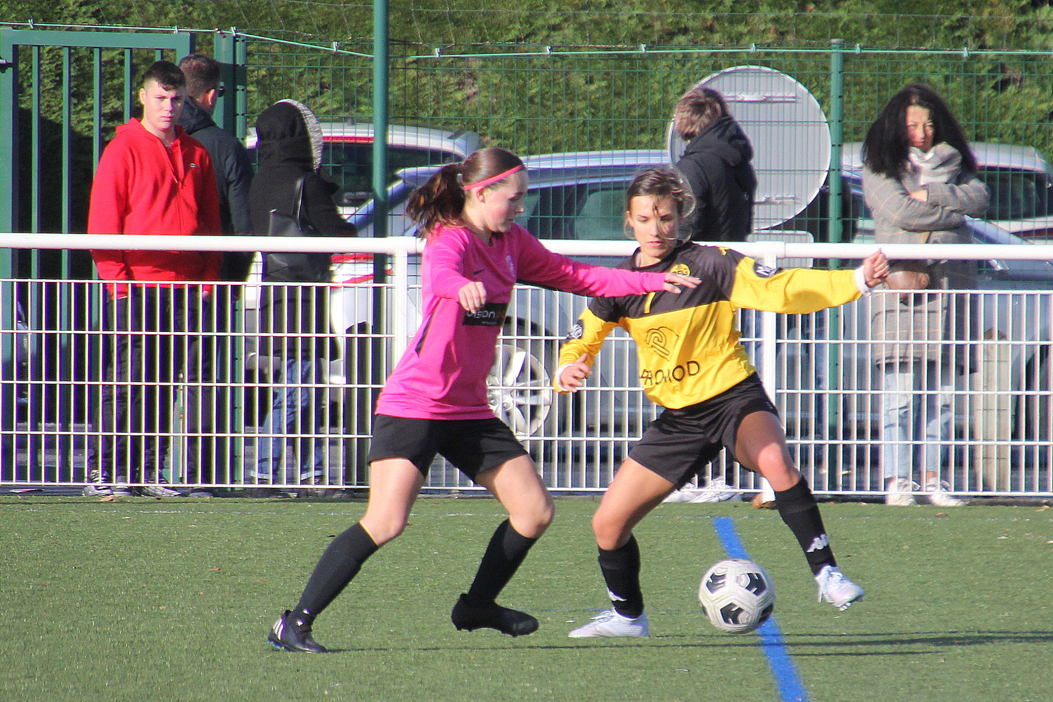 joueuse de football du GF Loroux canton à la lutte contre une adversaire