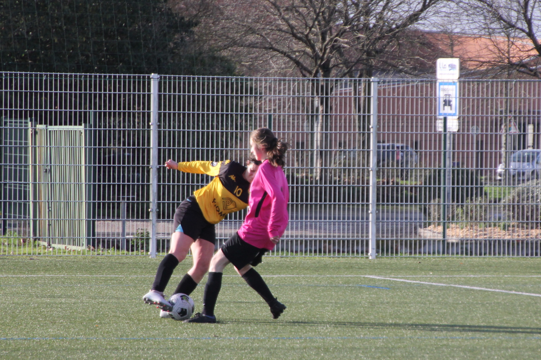 joueuse de football du GF Loroux canton à la lutte contre une adversaire