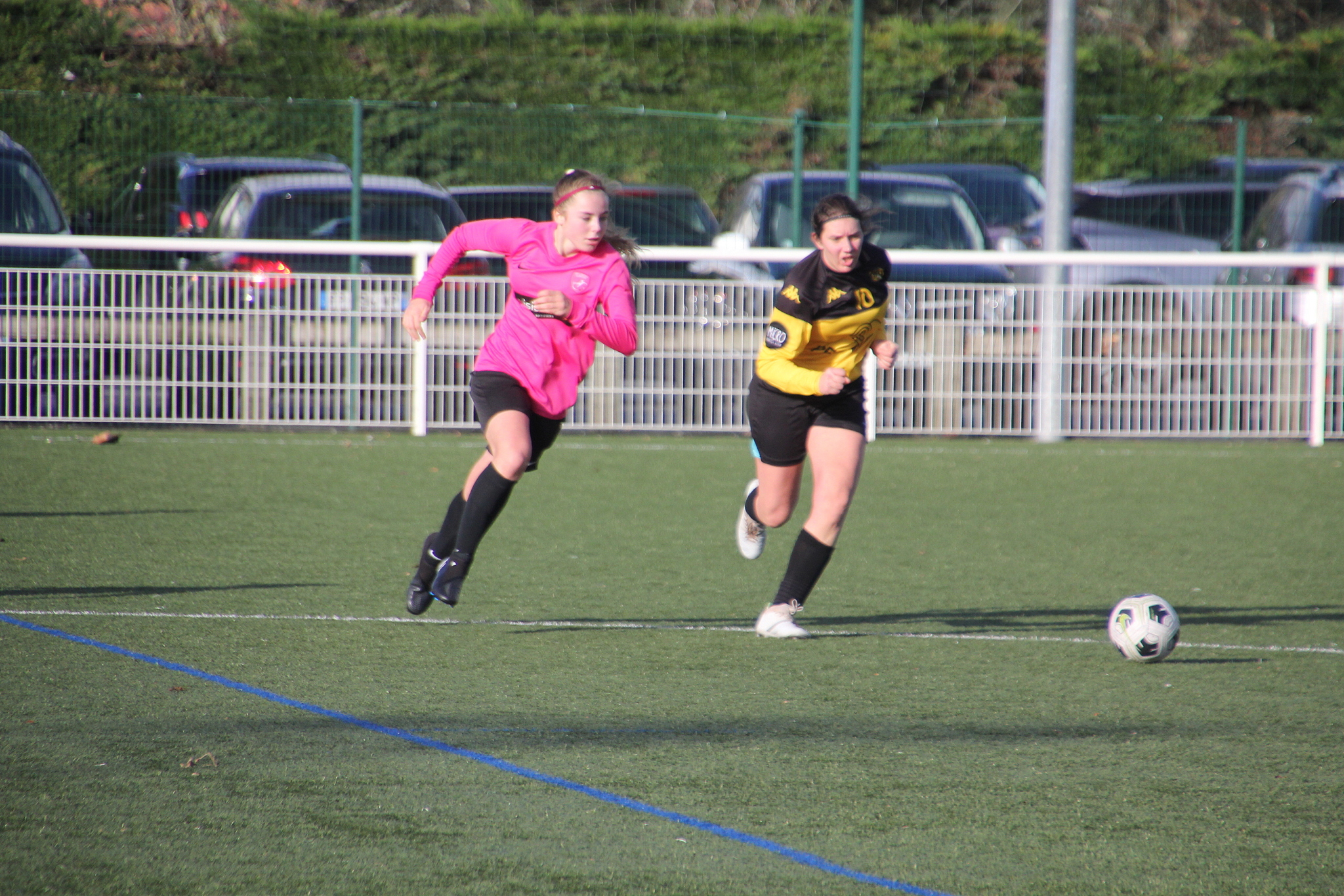 joueuse de football du GF Loroux canton à la lutte contre une adversaire du reveil saint gereon