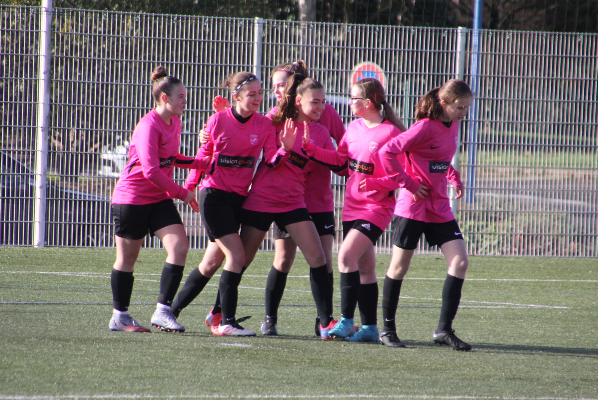 joie des joueuses feminines u15 du gflc apres le but de l'attaquante