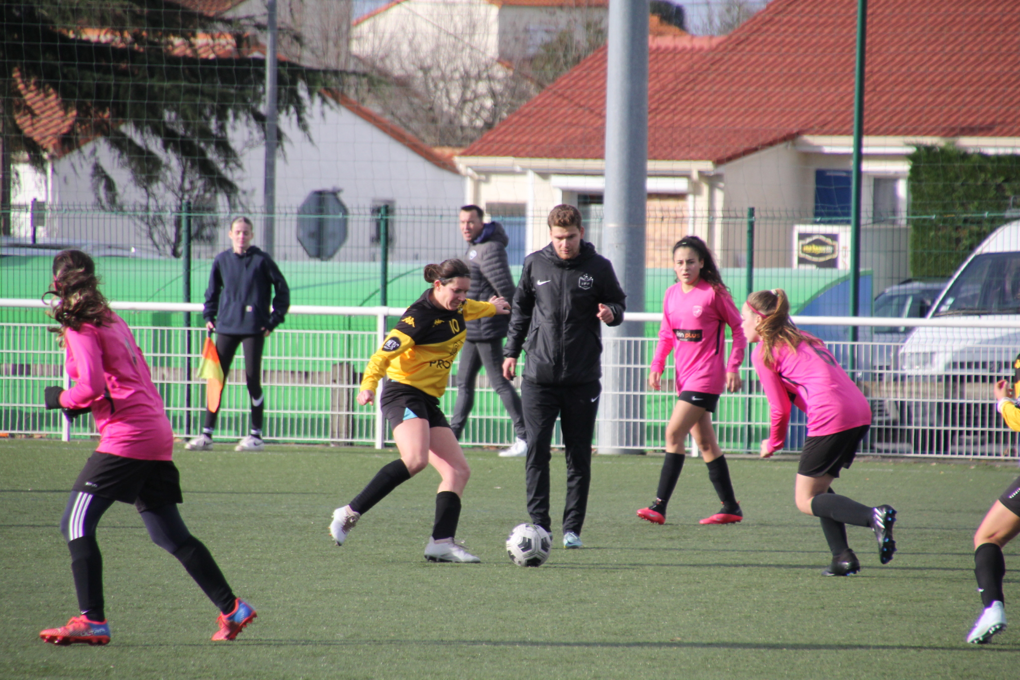 duel entre une joueuse du reveil saint gereon et une joueuse du groupement feminin loroux canton