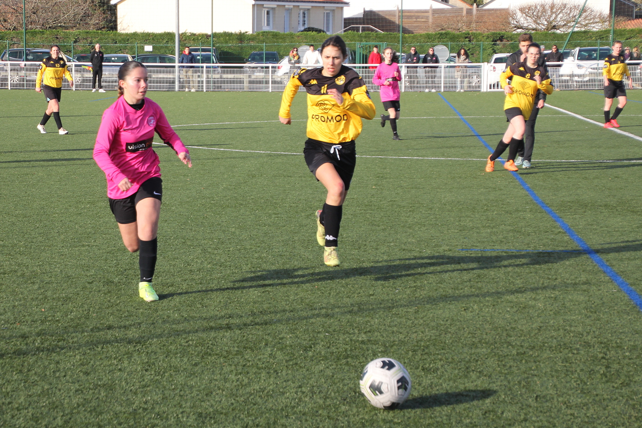 course de la milieue du club de football du gflc pour le gain du ballon