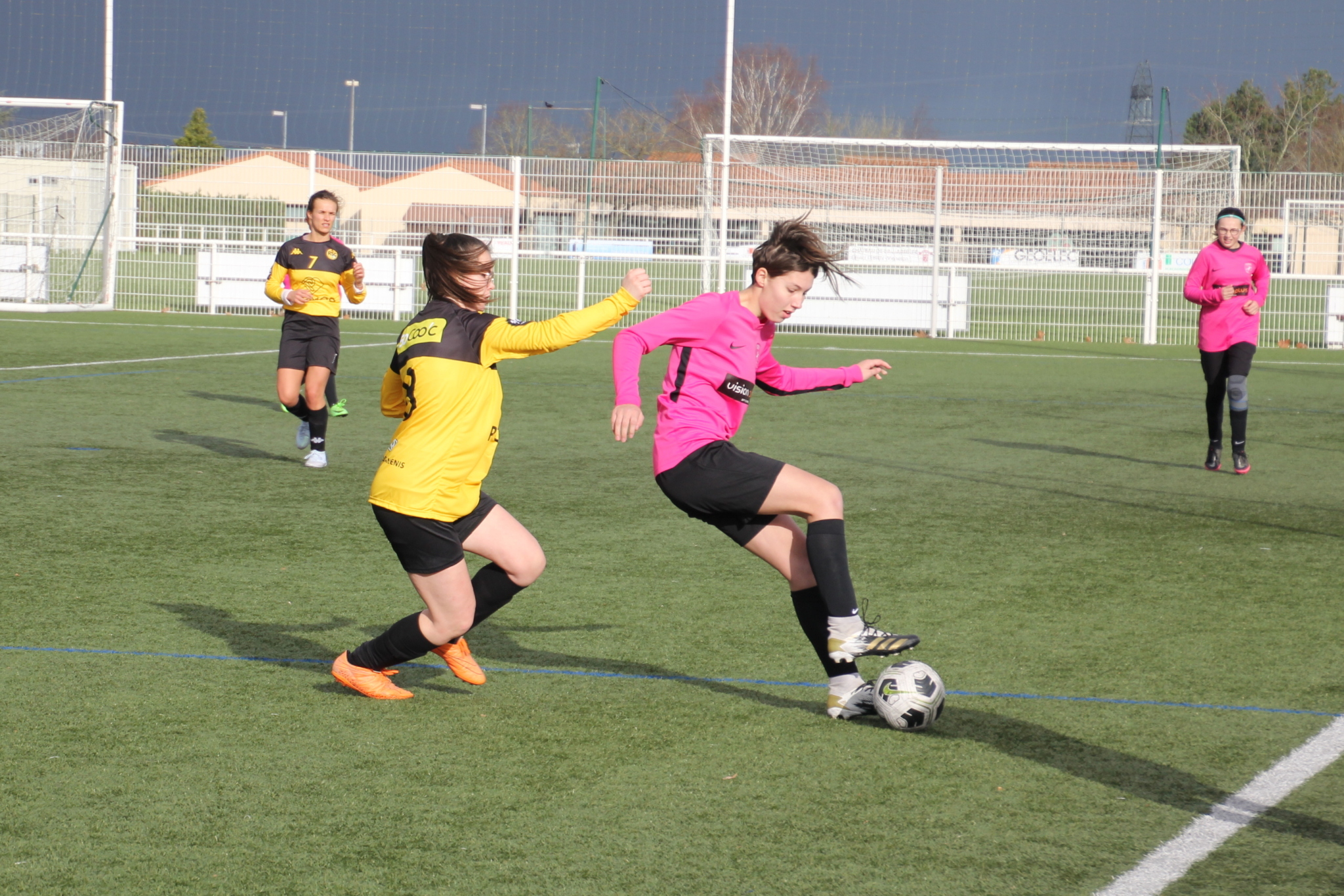 protection de balle de la joueuse de football du gflc lors d'un match contre le reveil saint gereon
