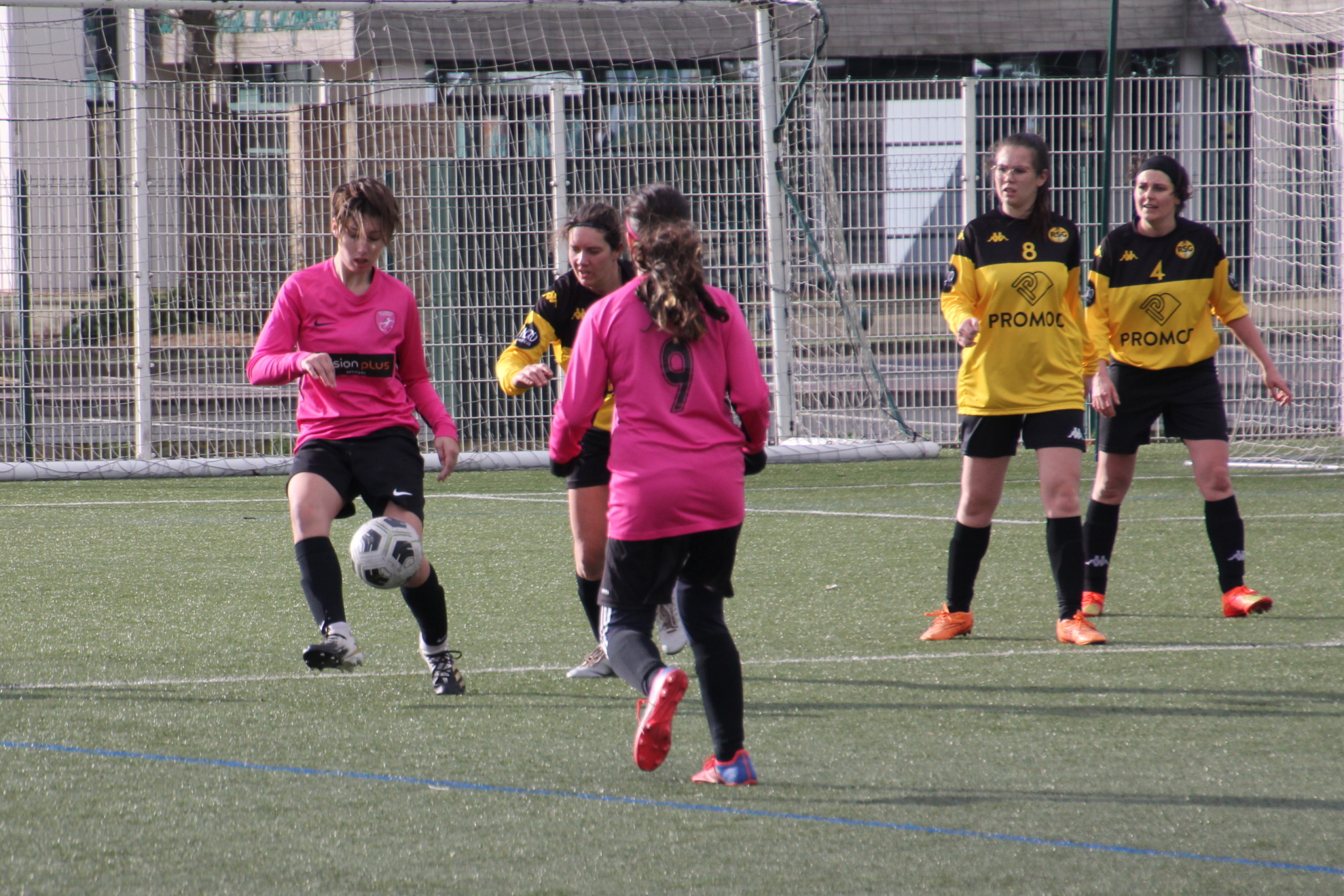 remise de l'attaquante du gf loroux canton a l'approche de la surface de réparation